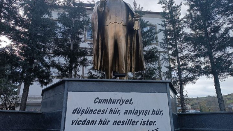 ''Cumhuriyet  düşüncesi hür,vicdanı hür, anlayışı hür nesilleri ister''