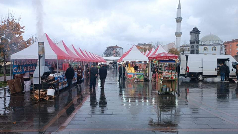 Alaçam Cumhuriyet Meydanı şenlendi.