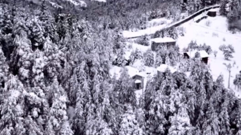 Alaçam'da yüksek mahalleler beyaza büründü.