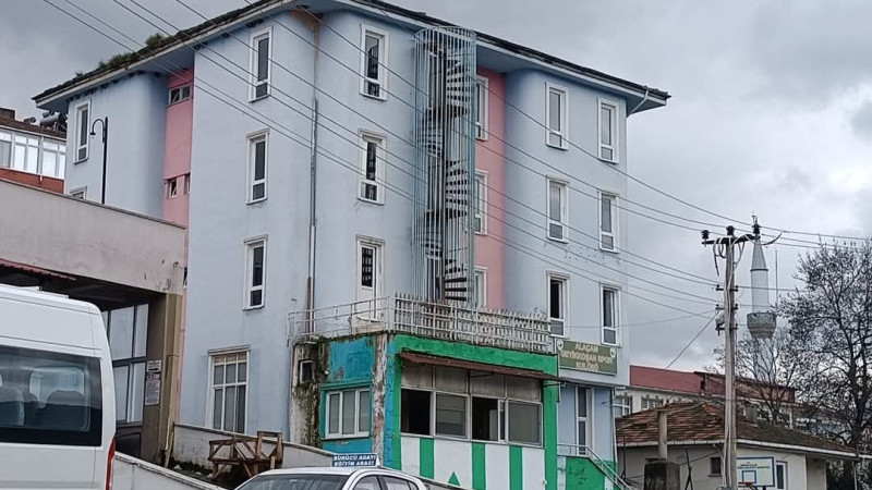 Pazar Yerindeki bina yıkılıyor.