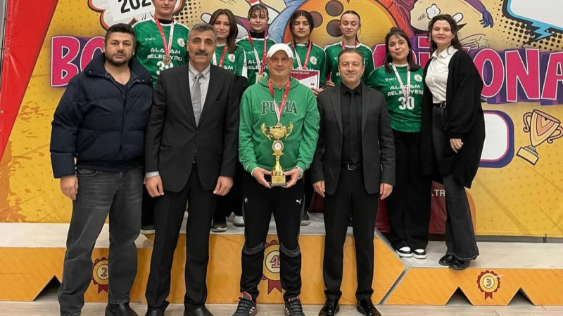 Alaçam Ş.M.T.Anadolu Lisesi genç kızlarda Türkiye şampiyonu oldu.
