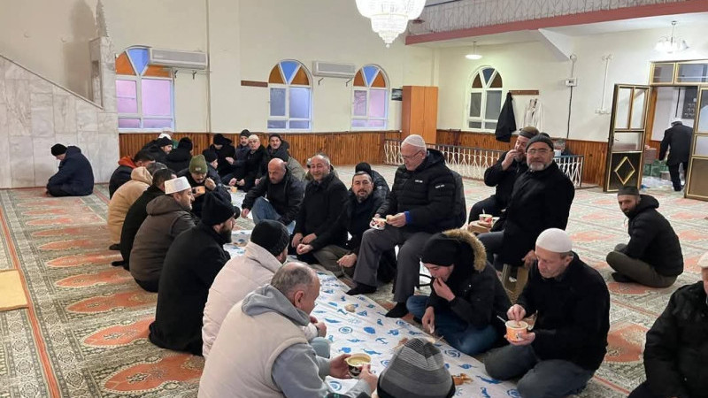 Camilerin İbadet edilen mekanlarında kahvaltı yapılmamalıdır.