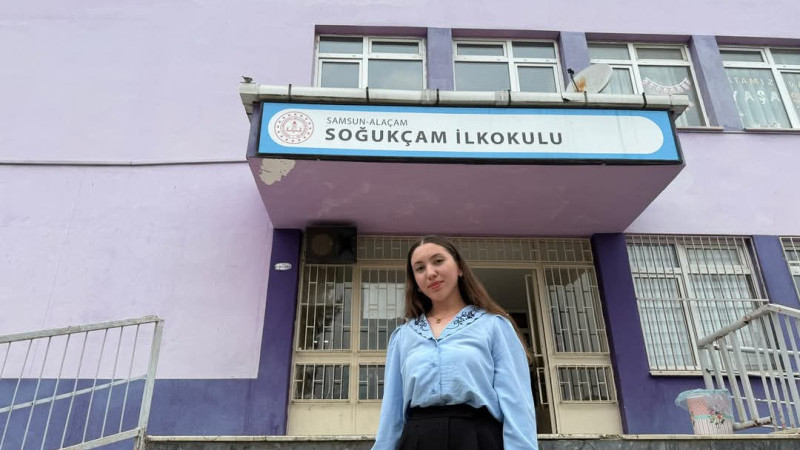 Alaçam'ın en genç ve ilk bayan muhtarı Gülseher Yüksel oldu.