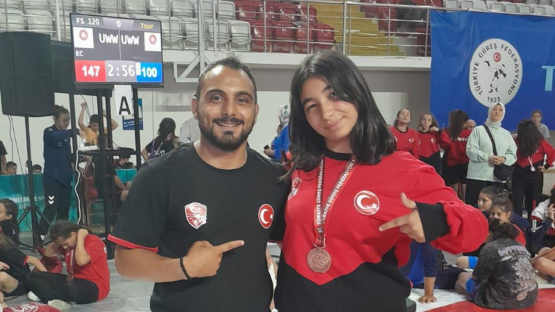 Alaçamlı güreşçi Asya Albayrak Türkiye 3.oldu.