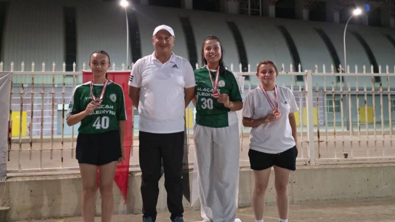 Alaçamspor başarıya doymuyor.